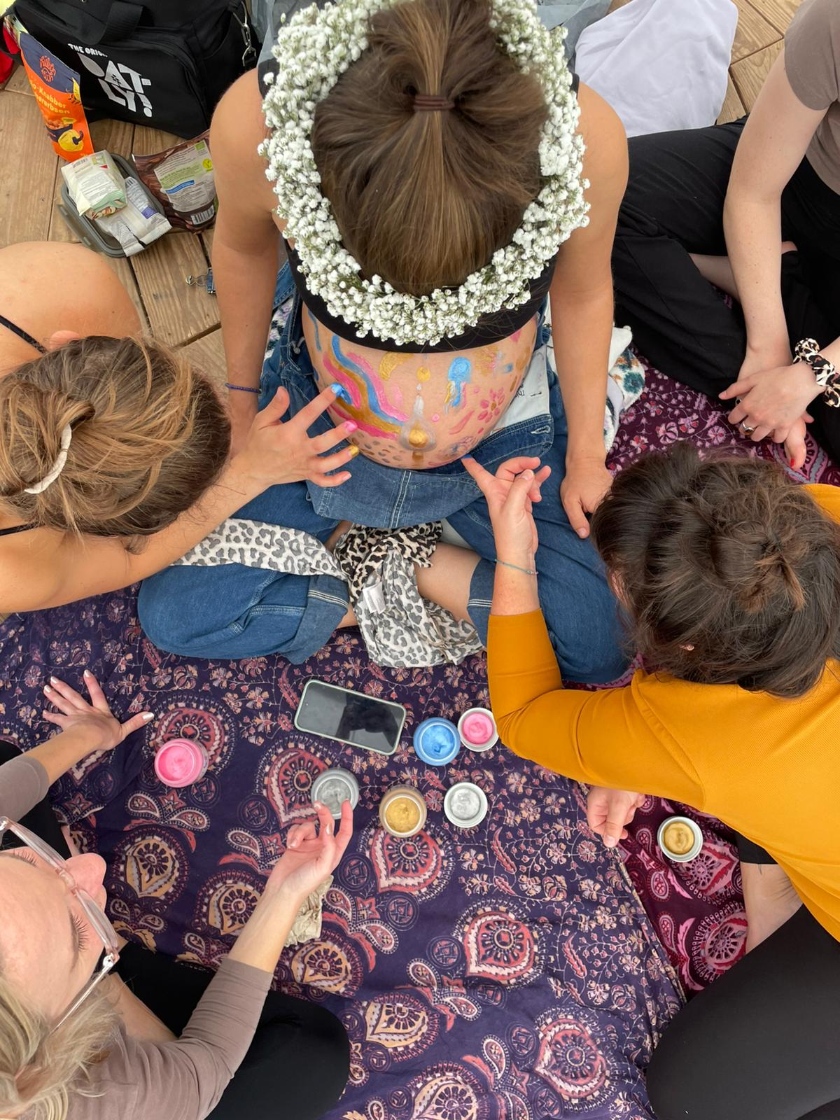 Gemeinsames Bemalen des Babybauchs beim Blessingway